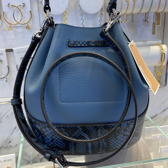 MICHAEL KORS 
Reed Md Pebbled Lthr Belted Bucket Messenger Satchel Crossbody
NWT - Picture 13 of 16